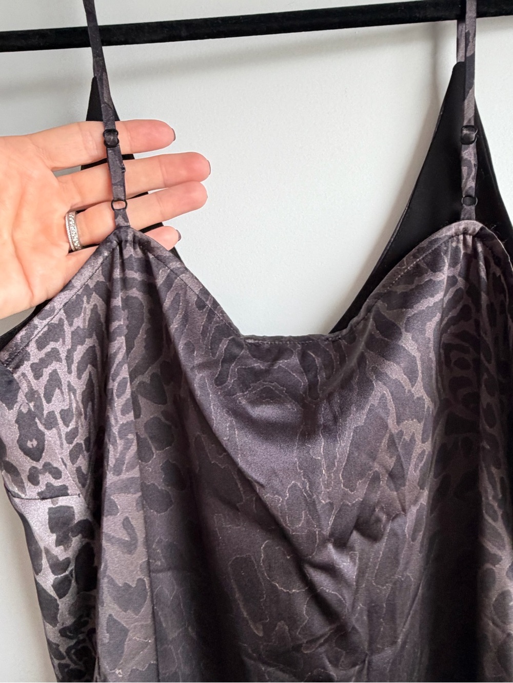 L'AGENCE 100% Silk Charmeuse Black & Grey Leopard Print V-Neck Camisole Size XS - Picture 5 of 9